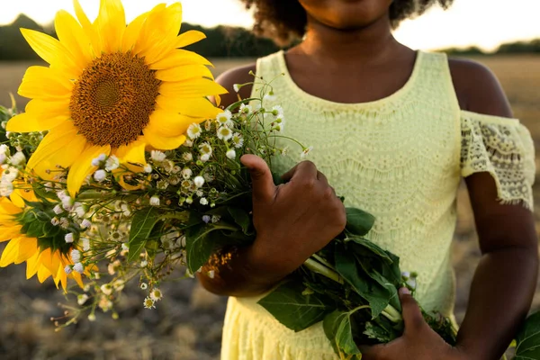 Menina Afro Americana Bonita Campo Girassóis Divertindo — Fotografia de Stock