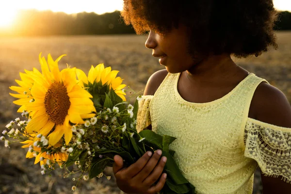 Menina Afro Americana Bonita Campo Girassóis Divertindo — Fotografia de Stock