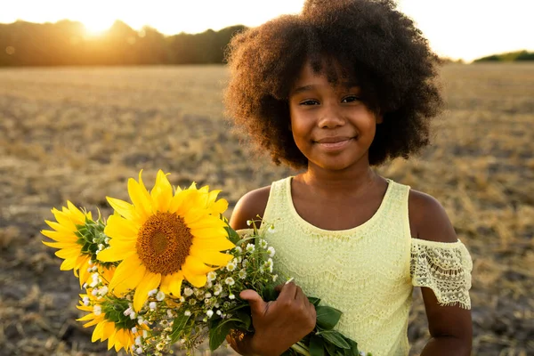 Όμορφη Αφρο Αμερικανίδα Ένα Λιβάδι Ηλιοτρόπια Διασκεδάζει — Φωτογραφία Αρχείου
