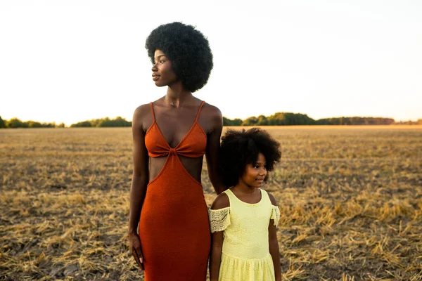 Красивые Афро Американские Мама Дочь Бледнеют Веселятся Подсолнухах — стоковое фото