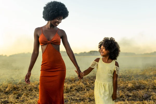 Mooi Afro Amerikaans Mam Dochter Smakelijk Het Hebben Van Plezier — Stockfoto