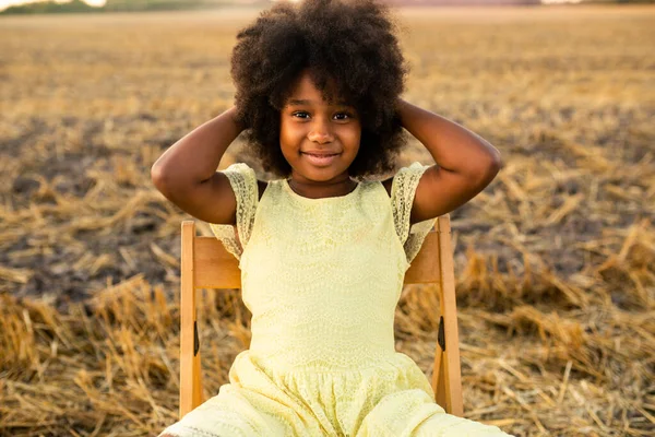 Ganska Afro Amerikansk Flicka Solrosor Fält Kul — Stockfoto