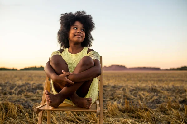 Ganska Afro Amerikansk Flicka Solrosor Fält Kul — Stockfoto