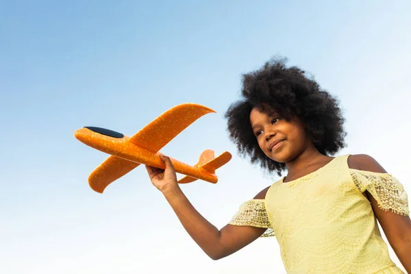 Chica Bastante Afroamericana Campo Girasoles Divirtiéndose —  Fotos de Stock