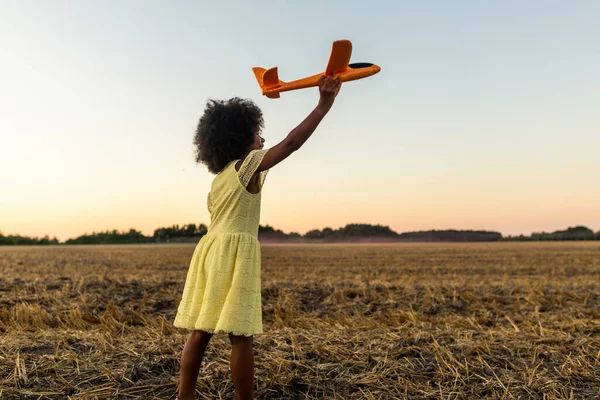 Dość Afro Amerykański Dziewczyna Słoneczniki Pole Zabawy — Zdjęcie stockowe