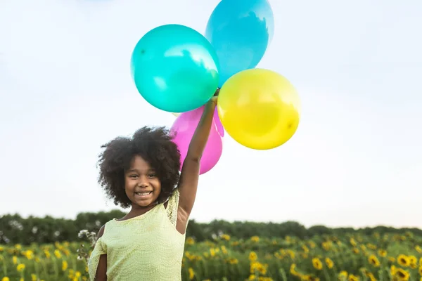 Chica Bastante Afroamericana Campo Girasoles Divirtiéndose — Foto de Stock