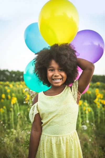 Menina Afro Americana Bonita Campo Girassóis Divertindo — Fotografia de Stock