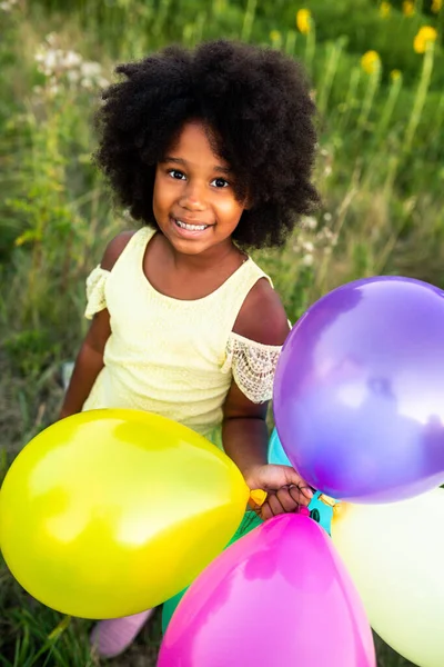 Ganska Afro Amerikansk Flicka Solrosor Fält Kul — Stockfoto