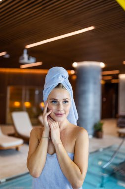 Güzellik merkezinde dinlenen güzel bir kadın müşterisi güzellik salonunda güzellik tedavisi görüyor.