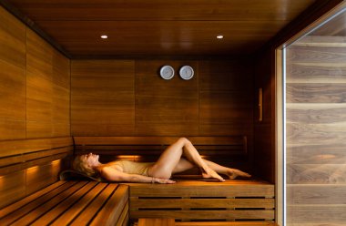 Güzellik merkezinde dinlenen güzel bir kadın müşterisi güzellik salonunda güzellik tedavisi görüyor.