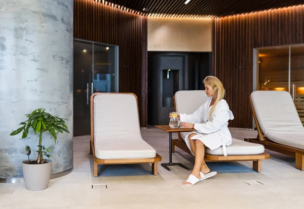 Femeie Frumoasă Care Relaxează Într Hotel Spa Frumusețe Client Care — Fotografie, imagine de stoc