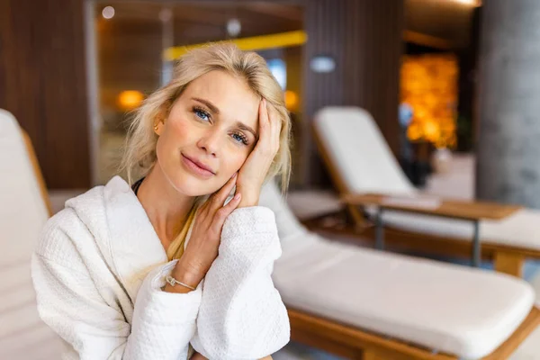 Hermosa Mujer Relajándose Hotel Spa Belleza Cliente Que Tiene Tratamiento — Foto de Stock