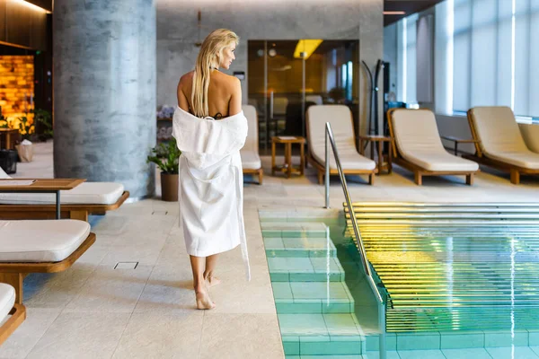 Schöne Frau Entspannt Sich Einem Beauty Wellness Hotel Klient Bei — Stockfoto