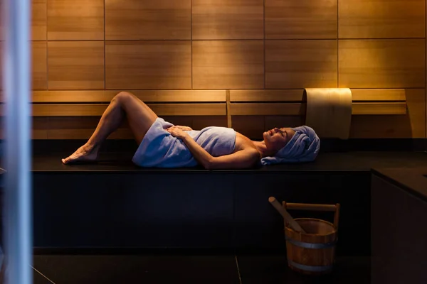Belle Femme Relaxante Dans Hôtel Spa Beauté Client Ayant Soin — Photo