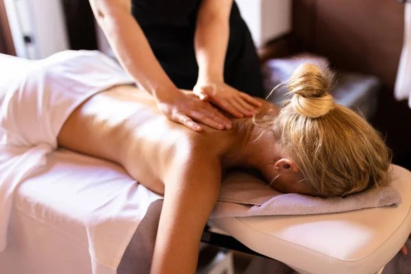 Beautiful Woman Relaxing Beauty Spa Hotel Client Having Beauty Treatment — Stock Photo, Image