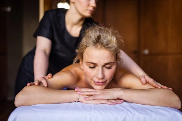 Beautiful Woman Relaxing Beauty Spa Hotel Client Having Beauty Treatment — Stock Photo, Image