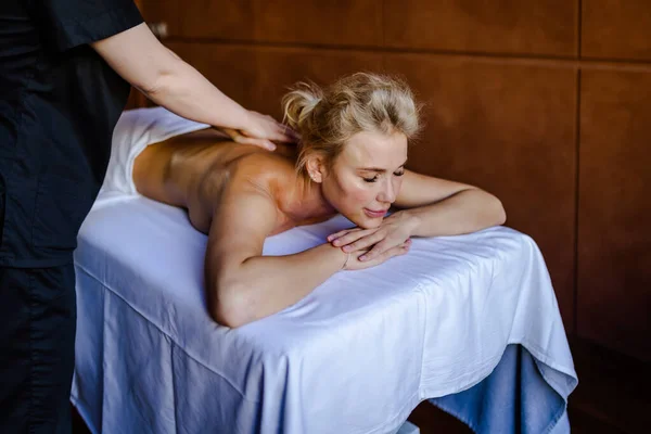 Beautiful Woman Relaxing Beauty Spa Hotel Client Having Beauty Treatment — Stock Photo, Image