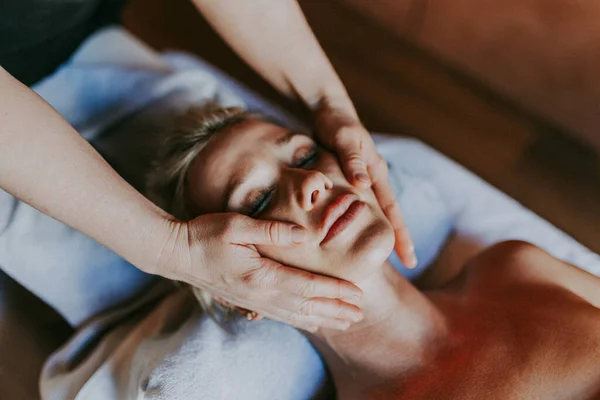 Hermosa Mujer Relajándose Hotel Spa Belleza Cliente Que Tiene Tratamiento —  Fotos de Stock