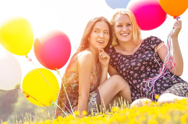 Hermosas chicas con globos — Foto de Stock