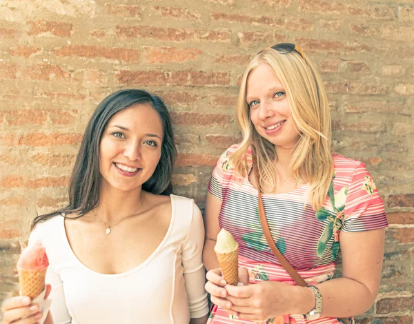 Chicas felices con helado — Foto de Stock