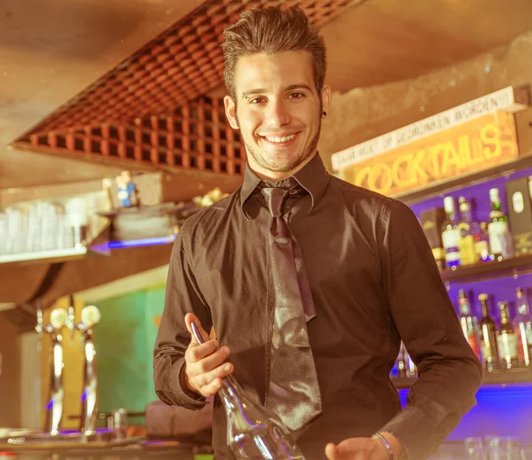 Heureux barman au travail — Photo
