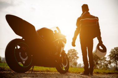 Bisikletli bir motorcu.