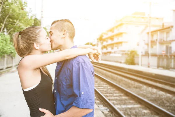 Couple hug each other at the train station — Stock Photo, Image