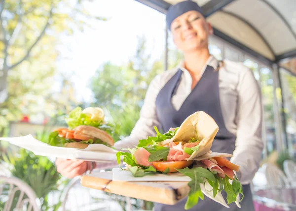 Kellnerin bei der Arbeit — Stockfoto