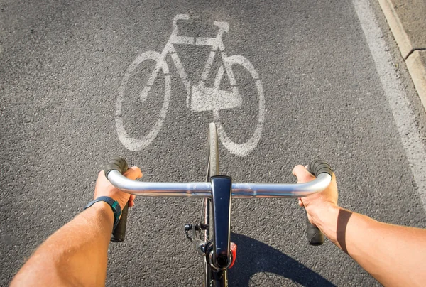 Vista em primeira pessoa na bicicleta — Fotografia de Stock