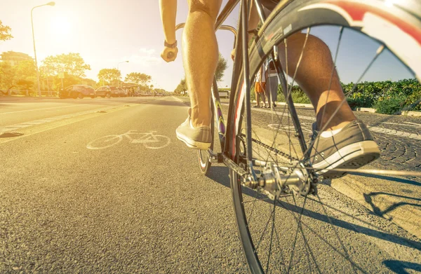 自転車に乗って運動選手 — ストック写真