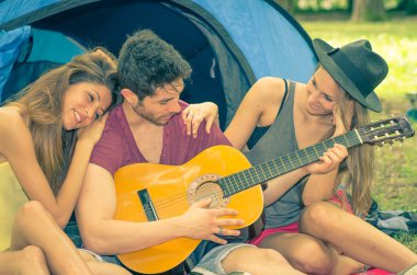 Kamp üzerinde eğleniyor arkadaşlar