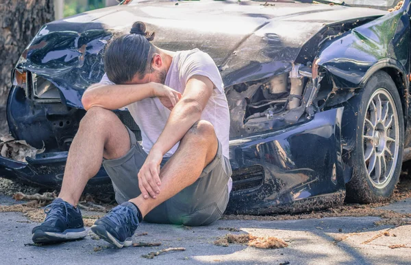 Відчайдушний чоловік після автокатастрофи Стокова Картинка