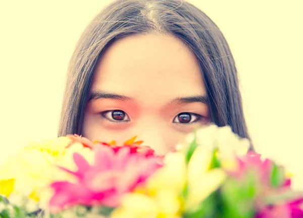 Asijské žena s květinami — Stock fotografie