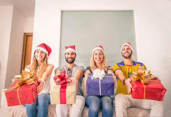 Amigos com presentes de Natal — Fotografia de Stock