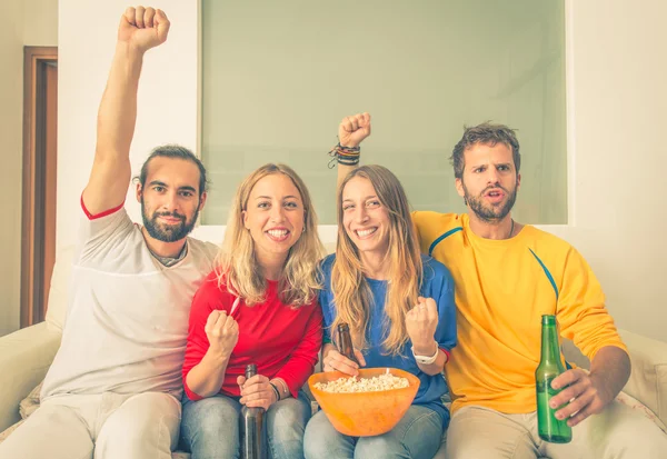 Titta på fotbollsmatch — Stockfoto