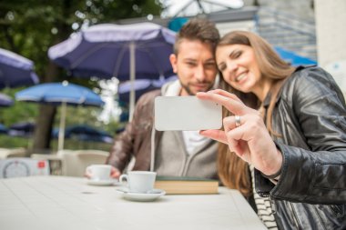 Bir barda bir selfie alma Çift