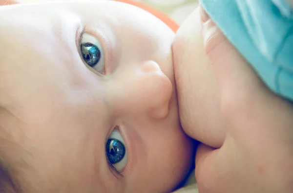 Copil cu ochi albaștri care bea lapte — Fotografie, imagine de stoc
