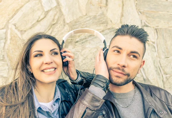 Paar luisteren muziek met oortelefoon — Stockfoto