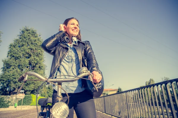 Vrouw met fiets lopen buiten — Stockfoto