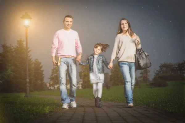 Familia feliz caminando al aire libre —  Fotos de Stock