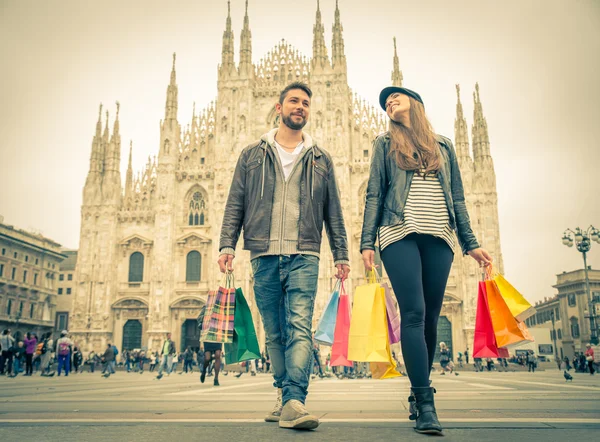 Milánó bevásárló pár — Stock Fotó