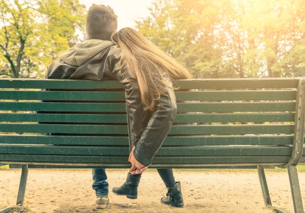 Couple amoureux sur un banc — Photo