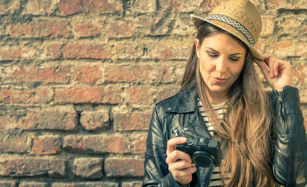 Mooie model met haar camera — Stockfoto