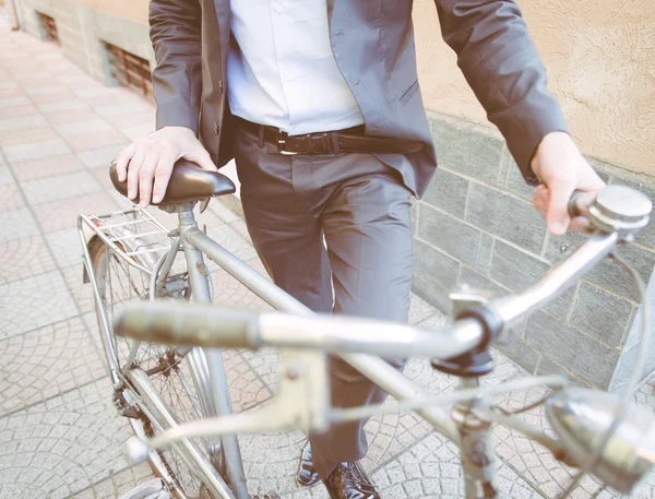 Affärsman och cykel — Stockfoto