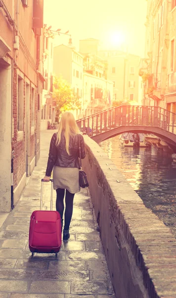 Woman wth luggage — Stock Photo, Image