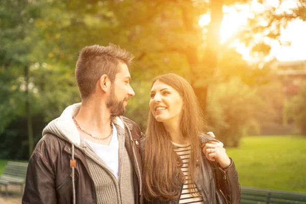 Happy couple in a park — Stock Photo, Image
