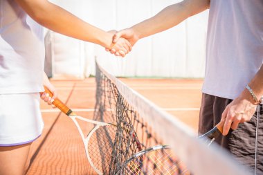Tenis Kortu bir maçtan sonra karşılıklı