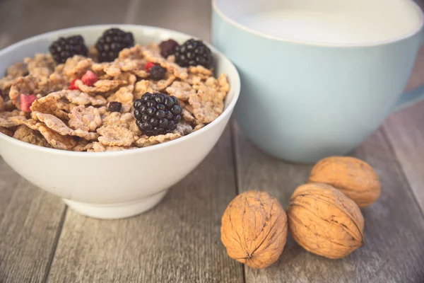 Leite e muesli com bagas — Fotografia de Stock