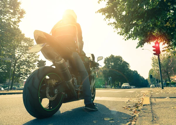 Мотоциклист на дороге — стоковое фото