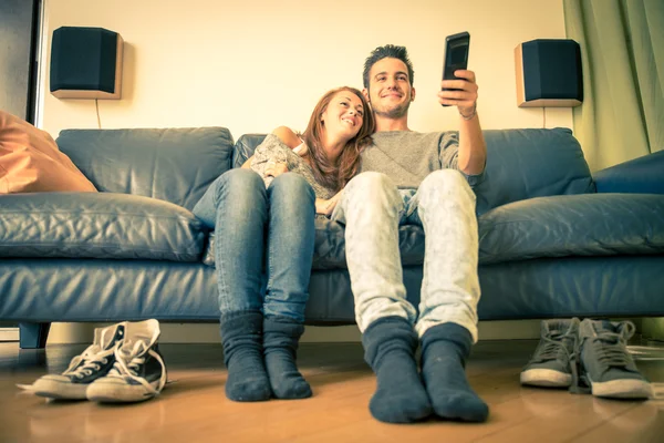 Coppia di amanti guardando la tv — Foto Stock